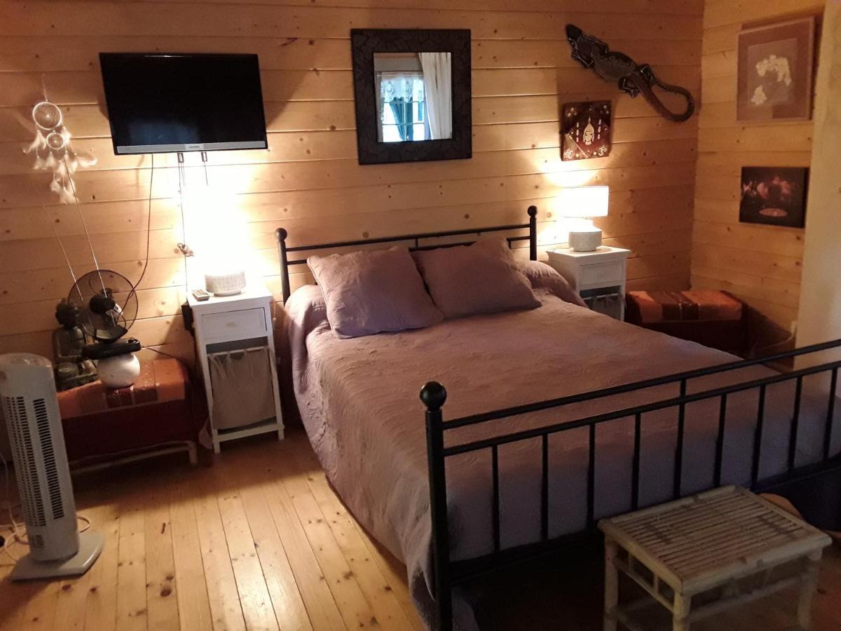 Le Chalet De La Grenouille Verte Tursac Экстерьер фото